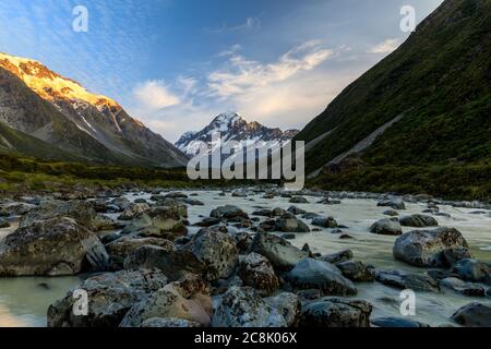 Der Hooker River aus der Sicht des Hooker Valley Track mit Mt Cook im Hintergrund. Stockfoto