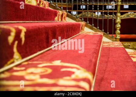 Roter Teppich auf der Treppe eines eleganten öffentliche Institution. Stockfoto
