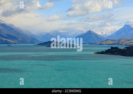 Der Blick auf den Wakatipu-See mit Wolken, die die schneebedeckten Berge in der Ferne bedecken. Aus der Sicht des Bennetts Bluff Lookout. Stockfoto