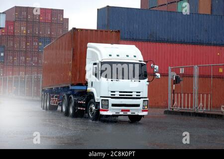 LKW während der Regenzeit Stockfoto