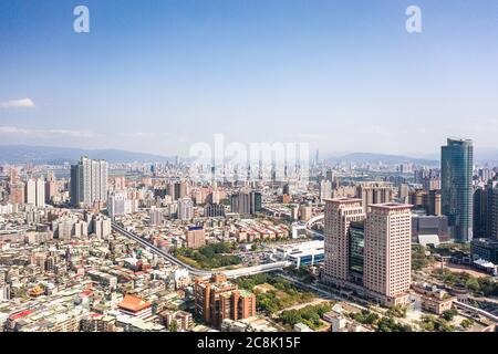 New Taipei City, Taiwan - Feb 1, 2020: Dies ist ein Blick auf das Banqiao Viertel in New Taipei, wo viele neue Gebäude zu sehen sind, das Gebäude in der c Stockfoto