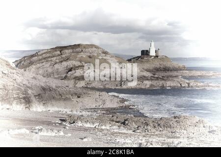 Pastellbild der Mumbles mit seinem Leuchtturm von Bracelet Bay auf der Gower Peninsula West Glamorgan, Wales UK, einer beliebten walisischen Küste Stockfoto