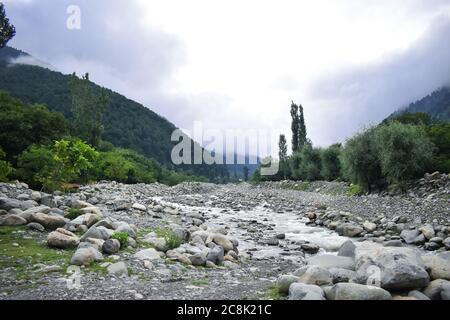 Schöne Aussicht auf Hügel und Reisfelder im Kashmir Valley India. Stockfoto