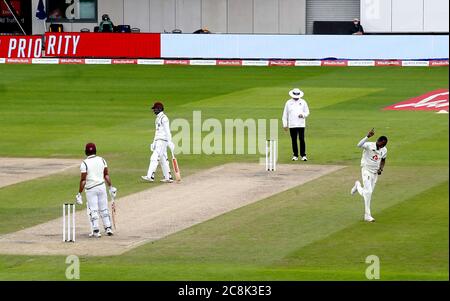 Jofra Archer (rechts) feiert das Bestehen des Wickels von John Campbell von West Indies am zweiten Tag des dritten Tests im Emirates Old Trafford, Manchester. Stockfoto