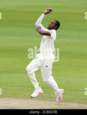 Der englische Jofra Archer bowls am zweiten Tag des dritten Tests im Emirates Old Trafford, Manchester. Stockfoto