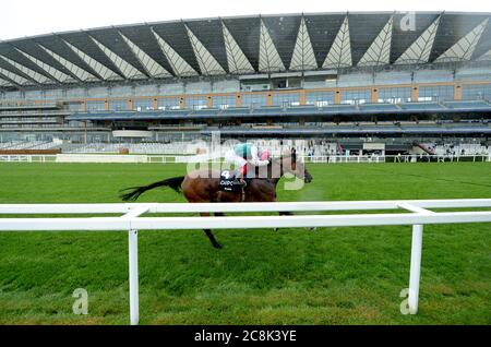 Aktivieren Sie geritten durch Jockey Frankie Dettori gewinnt die King George VI und Queen Elizabeth QIPCO Einsätze auf Ascot Racecourse. Stockfoto