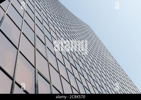 Glasoberfläche Gesichtsfeld Wolkenkratzer im Bezirk von Business Centern mit Reflexion darauf, schwarz / weiß Stockfoto