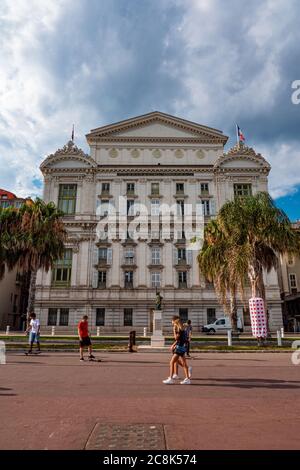 Oper von Nizza an der Cote D Azur - STADT NIZZA, FRANKREICH - 10. JULI 2020 Stockfoto