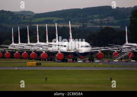 Glasgow, Schottland, Großbritannien. 23. Juli 2020. Im Bild: Eine Kulisse von geerdeten Flugzeugen des Typs British Airways (BA) Airbus A319/A320/A321 befindet sich auf der zweiten Start- und Landebahn des Flughafens Glasgow, in der sie ihr Schicksal erwarten, verkauft oder gelagert zu werden. Seit März sitzen diese Flugzeuge auf dem Asphalt der Flughäfen untätig, was der weltweiten Krise des Coronavirus (COVID19) zusteht. British Airways hat fast 12,000 Mitarbeiter gekürzt und bis heute ihre gesamte Boeing 747-Flotte in den Ruhestand, um die Betriebskosten zu senken. Quelle: Colin Fisher/Alamy Live News. Stockfoto