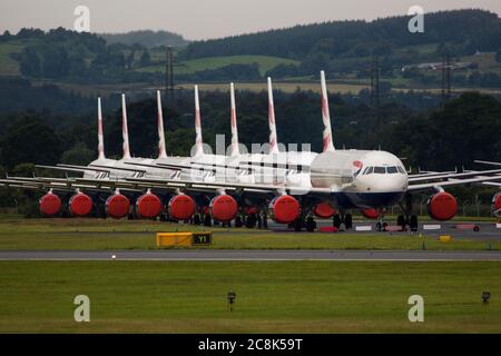 Glasgow, Schottland, Großbritannien. 23. Juli 2020. Im Bild: Eine Kulisse von geerdeten Flugzeugen des Typs British Airways (BA) Airbus A319/A320/A321 befindet sich auf der zweiten Start- und Landebahn des Flughafens Glasgow, in der sie ihr Schicksal erwarten, verkauft oder gelagert zu werden. Seit März sitzen diese Flugzeuge auf dem Asphalt der Flughäfen untätig, was der weltweiten Krise des Coronavirus (COVID19) zusteht. British Airways hat fast 12,000 Mitarbeiter gekürzt und bis heute ihre gesamte Boeing 747-Flotte in den Ruhestand, um die Betriebskosten zu senken. Quelle: Colin Fisher/Alamy Live News. Stockfoto