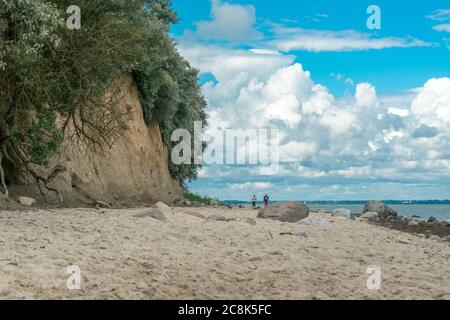 Poel, Mecklenburg, Deutschland - 16. juli 2020: Ein Mann und eine Frau wachen am Strand an den Sandsteinfelsen bei Schwarzer Busch Stockfoto