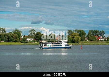 Poel, Mecklenburg, Deutschland - 16. juli 2020: Die Fähre Kirchdorf - Wismar auf dem Weg nach Wismar nach dem Verlassen des Hafens Kirchdorf auf der Insel Poel Stockfoto