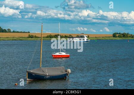 Poel, Mecklenburg, Deutschland - 16. juli 2020: Die Fähre Kirchdorf - Wismar auf dem Weg nach Wismar nach dem Verlassen des Hafens Kirchdorf auf der Insel Poel Stockfoto