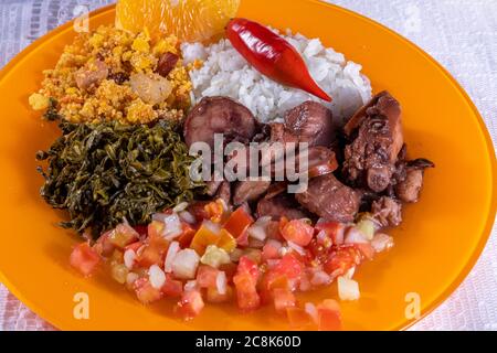 Gericht mit Feijoada, typisch brasilianische Küche. Stockfoto