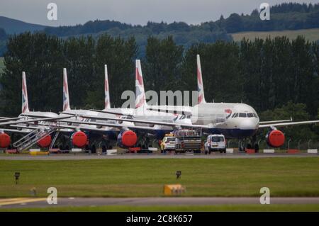 Glasgow, Schottland, Großbritannien. 23. Juli 2020. Im Bild: Eine Kulisse von geerdeten Flugzeugen des Typs British Airways (BA) Airbus A319/A320/A321 befindet sich auf der zweiten Start- und Landebahn des Flughafens Glasgow, in der sie ihr Schicksal erwarten, verkauft oder gelagert zu werden. Seit März sitzen diese Flugzeuge auf dem Asphalt der Flughäfen untätig, was der weltweiten Krise des Coronavirus (COVID19) zusteht. British Airways hat fast 12,000 Mitarbeiter gekürzt und bis heute ihre gesamte Boeing 747-Flotte in den Ruhestand, um die Betriebskosten zu senken. Quelle: Colin Fisher/Alamy Live News. Stockfoto