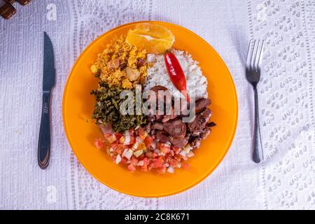Gericht mit Feijoada, typisch brasilianische Küche. Stockfoto