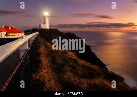 Berühmter Cape Byron Leuchtturm bei Sonnenaufgang. Stockfoto