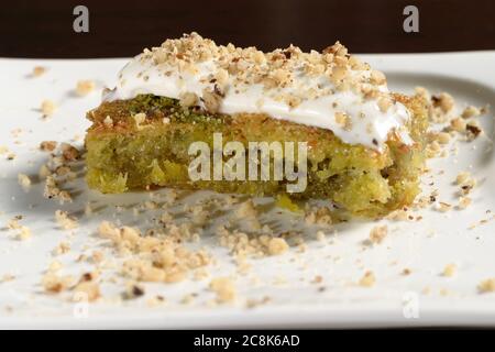 Traditionelle türkische Baklava mit Pistazien, Honig und Eis, Nahaufnahme. Fotos für Restaurant- und Cafe-Menüs Stockfoto