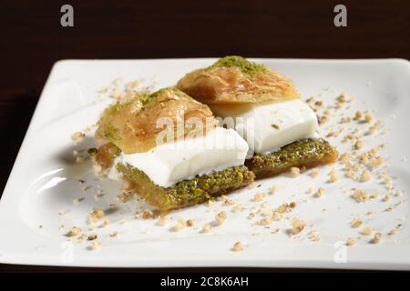 Baklava mit Eis auf einem Teller, türkische Süße. Fotos für Restaurant- und Cafe-Menüs Stockfoto