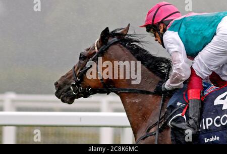 Aktivieren Sie geritten durch Jockey Frankie Dettori gewinnt die King George VI und Queen Elizabeth QIPCO Einsätze auf Ascot Racecourse. Stockfoto