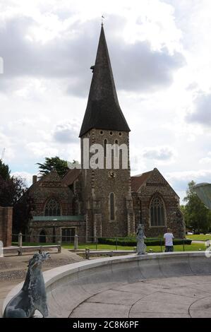 St. Michaels Church, Braintree, Essex, hat einen Turm aus dem 13. Jahrhundert mit einem hohen, mit Schindel bespieteten Broach. Stockfoto