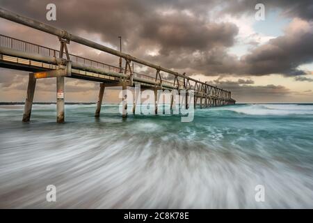 Berühmte Sandpumpenkonstruktion an der Spit in Surfers Paradise. Stockfoto