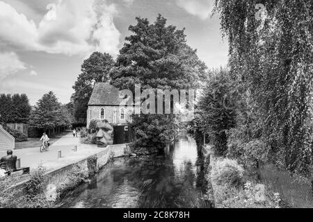 Canterbury - Juli 22 2020 der Fluss Stour, wie er an der Statue des Bulkhead von Rick Kirby neben dem Marlow Theater vorbeifließt Stockfoto