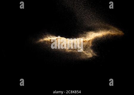 Abstrakte Wolke Bewegung verschwommen Sand Hintergrund.Sandy Explosion isoliert auf über dunklem Hintergrund. Stockfoto