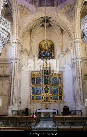 Toledo, Castilla-La Mancha, Spanien, Europa. Kloster San Juan de los Reyes ((14771504). Das Innere der Kirche, der Hauptkapelle und des Altars. Stockfoto