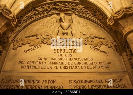 Toledo, Castilla-La Mancha, Spanien, Europa. Kloster San Juan de los Reyes (14771504). Das Innere der Kirche. Grab des 30 Franziskanerordens des Seminars von Consuegra (Toledo), Märtyrer der christlichen Religion im Jahr 1936. Stockfoto