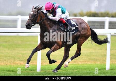 Aktivieren Sie geritten durch Jockey Frankie Dettori gewinnt die King George VI und Queen Elizabeth QIPCO Einsätze auf Ascot Racecourse. Stockfoto