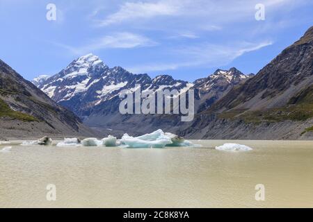 Hooker Lake im Vordergrund mit Eiseis darin und Mt Cook dahinter. Stockfoto