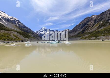 Hooker Lake im Vordergrund mit Eiseis darin und Mt Cook dahinter. Stockfoto