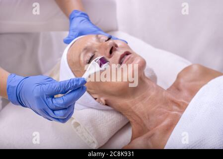 Nahaufnahme Kosmetikerin Arzt Hände machen Anti-Aging-Verfahren Stockfoto