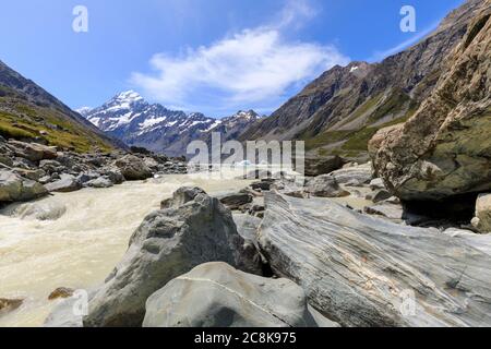 Hooker River, der aus dem Gletschersee fließt, Hooker Lake mit Mt Cook im Hintergrund. Stockfoto