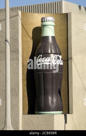 Große Coca Cola Flasche außerhalb des historischen Art Deco Coca Cola Abfüllanlage in der Innenstadt von Los Angeles, CA Stockfoto