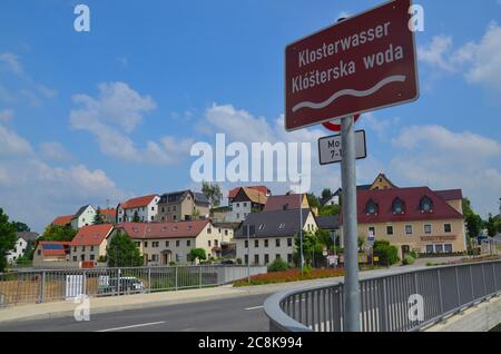 Panschwitz-Kuckau, Pancicy-Kukow, in der Oberlausitz, Sachsen, Deutschland: zweisprachiges Schild am Fluss, deutsch-sorbisch Stockfoto