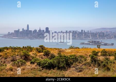 Von Angel Island aus blicken Sie auf Alcatraz Island und die Skyline von San Francisco Stockfoto