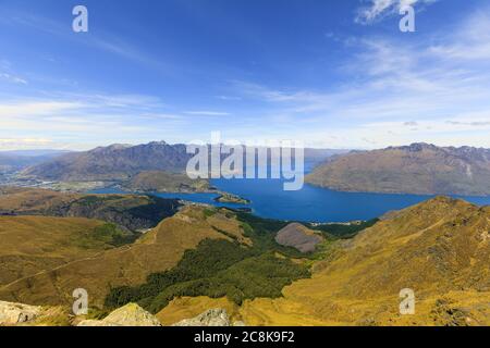 Der Blick vom Sattel des Ben Lomond über Queenstown und den Wakatipu See. Otago, Queenstown, Neuseeland. Stockfoto