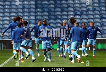 Coventry City Spieler wärmen sich vor dem Vorsaison Freundschaftsspiel im Ibrox Stadium, Glasgow auf Stockfoto