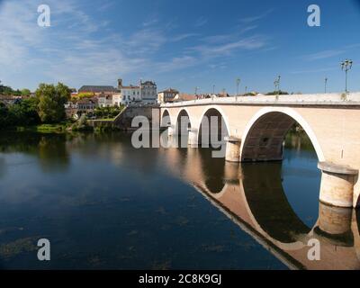 Eine Brücke über den Fluss Dordogne in Bergerac, Dordogne, Frankreich an einem fast wolkenlosen sonnigen Tag, zeigt die kreisförmigen Spiegelungen des Brückenbogens Stockfoto