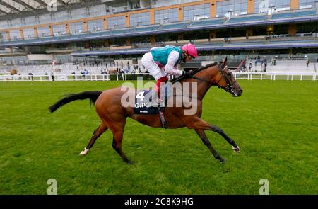 Aktivieren Sie geritten durch Jockey Frankie Dettori gewinnt die King George VI und Queen Elizabeth QIPCO Einsätze auf Ascot Racecourse. Stockfoto