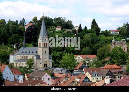 Kulmbach in Franken, Bayern, Deutschland: Blick von der Plassenburg auf die Stadt und die katholische Kirche Stockfoto