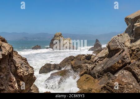 Felsformationen im Pazifik nahe Ocean Beach, vor der Küste von San Francisco Stockfoto