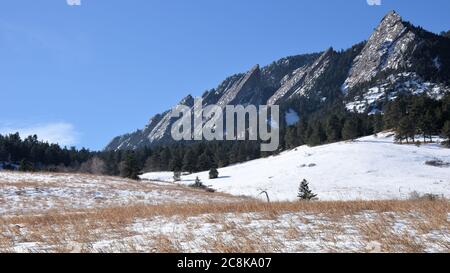 Schnee stäubt die ikonische Flatironenformation in den Rocky Mountain Foothills in der Nähe von Boulder, Colorado Stockfoto