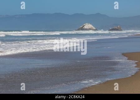 Blick entlang Ocean Beach in San Francisco Richtung Seal Rocks Stockfoto