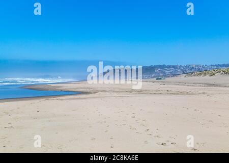 Ocean Beach in San Francisco, an einem nebligen Sommermorgen Stockfoto