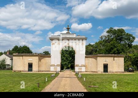 London Lodge, ein georgianischer Eingang zum Landgut Highclere Castle, erbaut 1793, Hampshire, England, Großbritannien Stockfoto