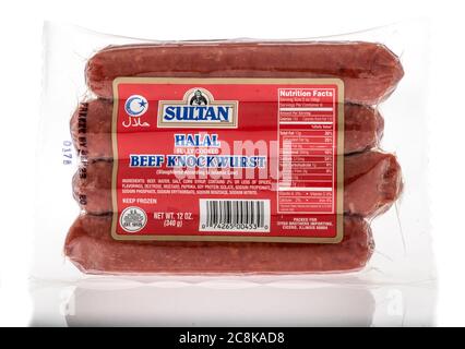 Winneconne, WI - 24. Juli 2020: Ein Paket von Sultan Halal Rindfleisch knowckwurst auf einem isolierten Hintergrund Stockfoto