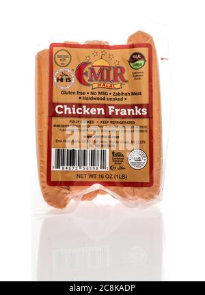 Winneconne, WI - 24. Juli 2020: Ein Paket von Emir Halal hühnerfränkchen auf einem isolierten Hintergrund Stockfoto